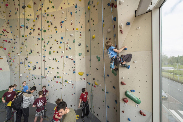 Pieter Bannenberg, Walter van Dijk, Kamiel Klaasse, Mark Linnemann, NL Architects, Spordtgebouw Dordrecht, Wim Sjerps, Arne van Wees, Bobby de Graaf, Stephan Sch�lecke, Arne van Wees, Properstok Leerpark Dordrecht, West 8, Sporthalle, Kletterwand, Sportgeb�ude, Kletterhalle, Schuppen, Sportschuppen, Niederlande, Dutch, Superdutch, Kiste, Box, Trennwand, Etagenhalle