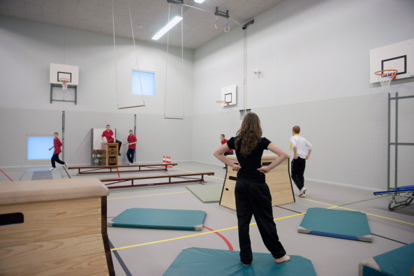 Pieter Bannenberg, Walter van Dijk, Kamiel Klaasse, Mark Linnemann, NL Architects, Spordtgebouw Dordrecht, Wim Sjerps, Arne van Wees, Bobby de Graaf, Stephan Schlecke, Arne van Wees, Properstok Leerpark Dordrecht, West 8, Sporthalle, Kletterwand, Sportgebude, Kletterhalle, Schuppen, Sportschuppen, Niederlande, Dutch, Superdutch, Kiste, Box, Trennwand, Etagenhalle