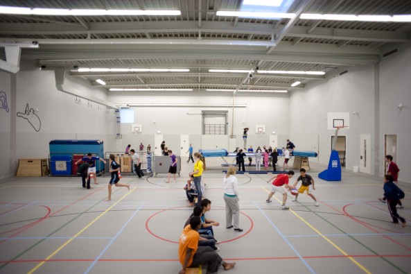 Pieter Bannenberg, Walter van Dijk, Kamiel Klaasse, Mark Linnemann, NL Architects, Spordtgebouw Dordrecht, Wim Sjerps, Arne van Wees, Bobby de Graaf, Stephan Schlecke, Arne van Wees, Properstok Leerpark Dordrecht, West 8, Sporthalle, Kletterwand, Sportgebude, Kletterhalle, Schuppen, Sportschuppen, Niederlande, Dutch, Superdutch, Kiste, Box, Trennwand, Etagenhalle