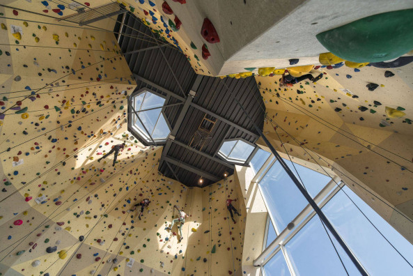 Pieter Bannenberg, Walter van Dijk, Kamiel Klaasse, Mark Linnemann, NL Architects, Spordtgebouw Dordrecht, Wim Sjerps, Arne van Wees, Bobby de Graaf, Stephan Sch�lecke, Arne van Wees, Properstok Leerpark Dordrecht, West 8, Sporthalle, Kletterwand, Sportgeb�ude, Kletterhalle, Schuppen, Sportschuppen, Niederlande, Dutch, Superdutch, Kiste, Box, Trennwand, Etagenhalle