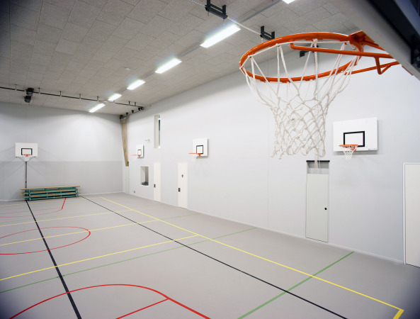 Pieter Bannenberg, Walter van Dijk, Kamiel Klaasse, Mark Linnemann, NL Architects, Spordtgebouw Dordrecht, Wim Sjerps, Arne van Wees, Bobby de Graaf, Stephan Schlecke, Arne van Wees, Properstok Leerpark Dordrecht, West 8, Sporthalle, Kletterwand, Sportgebude, Kletterhalle, Schuppen, Sportschuppen, Niederlande, Dutch, Superdutch, Kiste, Box, Trennwand, Etagenhalle