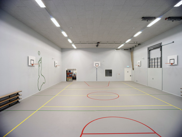 Pieter Bannenberg, Walter van Dijk, Kamiel Klaasse, Mark Linnemann, NL Architects, Spordtgebouw Dordrecht, Wim Sjerps, Arne van Wees, Bobby de Graaf, Stephan Schlecke, Arne van Wees, Properstok Leerpark Dordrecht, West 8, Sporthalle, Kletterwand, Sportgebude, Kletterhalle, Schuppen, Sportschuppen, Niederlande, Dutch, Superdutch, Kiste, Box, Trennwand, Etagenhalle