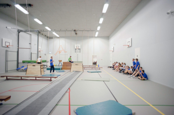 Pieter Bannenberg, Walter van Dijk, Kamiel Klaasse, Mark Linnemann, NL Architects, Spordtgebouw Dordrecht, Wim Sjerps, Arne van Wees, Bobby de Graaf, Stephan Schlecke, Arne van Wees, Properstok Leerpark Dordrecht, West 8, Sporthalle, Kletterwand, Sportgebude, Kletterhalle, Schuppen, Sportschuppen, Niederlande, Dutch, Superdutch, Kiste, Box, Trennwand, Etagenhalle