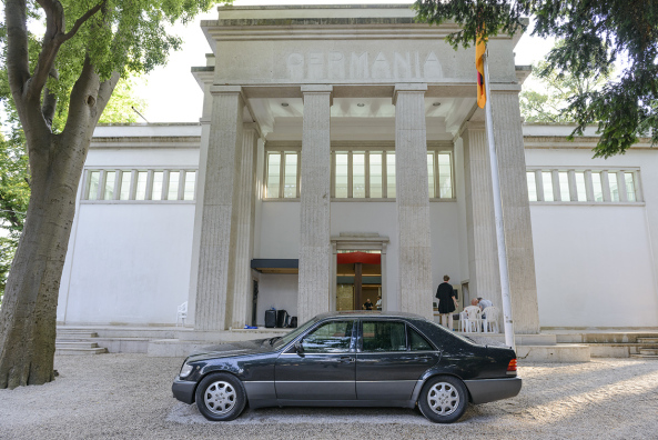 Stillstand im Pavillon, Deutscher Pavillon, German Pavillon, Bungalow Germania, Sep Ruf, Haus der Geschichte in Bonn, Kanzlerbungalow, Bonn, Venedig, Giardini, Alex Lehnerer, Savvas Ciriacidis, Sally Below, Kanzlerbenz, Mercedes Benz, Cars and architecture, Ausstellung, exhibtion, architecture, architects, Baunetz, uncube, Jeanette Kunsmann, Torsten Seidel, Haus des Bundeskanzlers, germany, german chancellor, rekonstruktion, German Pavilion, which features a replica of a historic building, Helmut Kohl, Ludwig Erhard, Bonner Gelb, Holz, Backstein, Moderne, Wohnzimmer der Nation, Absorbing Modernity, Rem Koolhaas, La Biennale, Venice