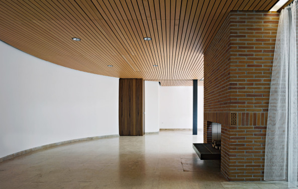 Stillstand im Pavillon, Deutscher Pavillon, German Pavillon, Bungalow Germania, Sep Ruf, Haus der Geschichte in Bonn, Kanzlerbungalow, Bonn, Venedig, Giardini, Alex Lehnerer, Savvas Ciriacidis, Sally Below, Kanzlerbenz, Mercedes Benz, Cars and architecture, Ausstellung, exhibtion, architecture, architects, Baunetz, uncube, Jeanette Kunsmann, Torsten Seidel, Haus des Bundeskanzlers, germany, german chancellor, rekonstruktion, German Pavilion, which features a replica of a historic building, Helmut Kohl, Ludwig Erhard, Bonner Gelb, Holz, Backstein, Moderne, Wohnzimmer der Nation, Absorbing Modernity, Rem Koolhaas, La Biennale, Venice