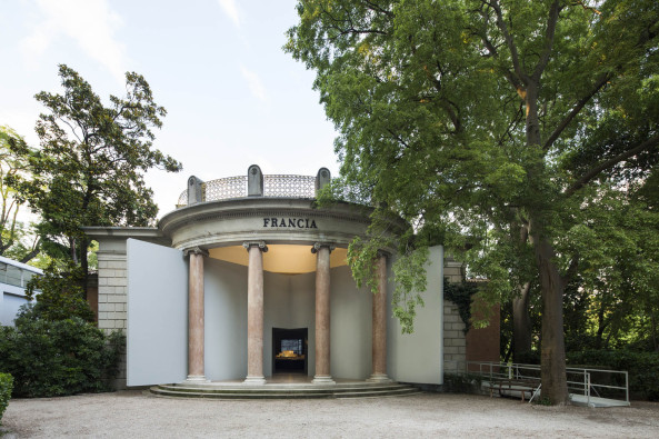 Rem Koolhaas, OMA, AMO, Koolhaas-Video, Koolhaas Interview, Biennale, Architekturbiennale, Baunetz- TV, Stephan Burkoff, Biennale Venice, architecture, Architektur, Should does not register in my vocabulary, movie, architecture, Baunetz, golden lion, south corea, s�dkorea, chile, Salavador Allende, Plattenbau, koreanische Halbinse, Crow�s Eye View, Monolith Controversies, Modernity: Promise or Menace?, France, Frankreich, Russia, Russland, Fair Enough: Russia�s Past Our Present, Phyllis Lambert, Sales Oddity, Intermundia, Radical Pedagogies, Italian Limes, Symbolpolitik, Jury, Entscheidung , silberner L�we, silver lion, Venice, Giardini