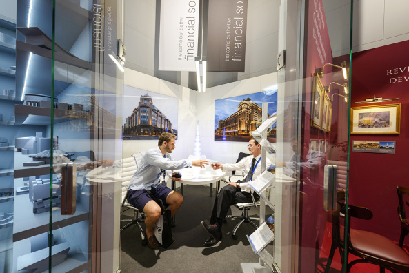 Rem Koolhaas, OMA, AMO, Koolhaas-Video, Koolhaas Interview, Biennale, Architekturbiennale, Baunetz- TV, Stephan Burkoff, Biennale Venice, architecture, Architektur, Should does not register in my vocabulary, movie, architecture, Baunetz, golden lion, south corea, s�dkorea, chile, Salavador Allende, Plattenbau, koreanische Halbinse, Crow�s Eye View, Monolith Controversies, Modernity: Promise or Menace?, France, Frankreich, Russia, Russland, Fair Enough: Russia�s Past Our Present, Phyllis Lambert, Sales Oddity, Intermundia, Radical Pedagogies, Italian Limes, Symbolpolitik, Jury, Entscheidung , silberner L�we, silver lion, Venice, Giardini