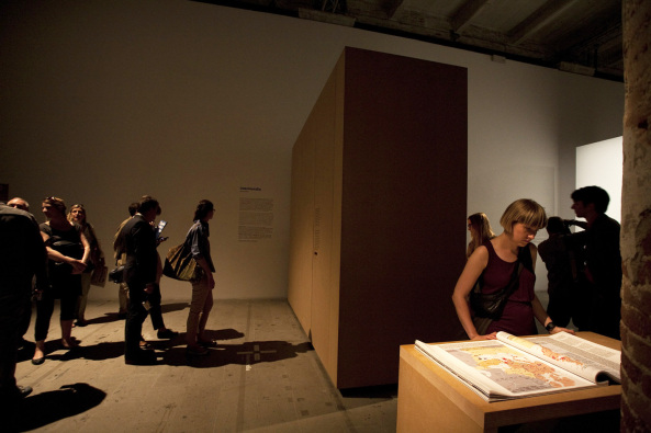 Rem Koolhaas, OMA, AMO, Koolhaas-Video, Koolhaas Interview, Biennale, Architekturbiennale, Baunetz- TV, Stephan Burkoff, Biennale Venice, architecture, Architektur, Should does not register in my vocabulary, movie, architecture, Baunetz, golden lion, south corea, s�dkorea, chile, Salavador Allende, Plattenbau, koreanische Halbinse, Crow�s Eye View, Monolith Controversies, Modernity: Promise or Menace?, France, Frankreich, Russia, Russland, Fair Enough: Russia�s Past Our Present, Phyllis Lambert, Sales Oddity, Intermundia, Radical Pedagogies, Italian Limes, Symbolpolitik, Jury, Entscheidung , silberner L�we, silver lion, Venice, Giardini