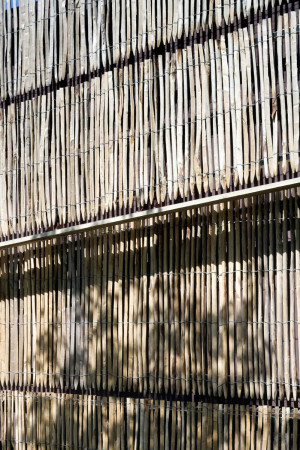 Care center, daycare center, Niederlande, Netherlands, Schiedam, Ipse de Bruggen foundation, Mhn + Bouman, Holz, Kastanienholz, Fassade, Glas, Glasfassade, wood, glass, chestnut, Zaun, fence, Galsdruck, Carol Fulton