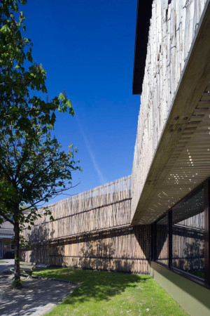 Care center, daycare center, Niederlande, Netherlands, Schiedam, Ipse de Bruggen foundation, Mhn + Bouman, Holz, Kastanienholz, Fassade, Glas, Glasfassade, wood, glass, chestnut, Zaun, fence, Galsdruck, Carol Fulton