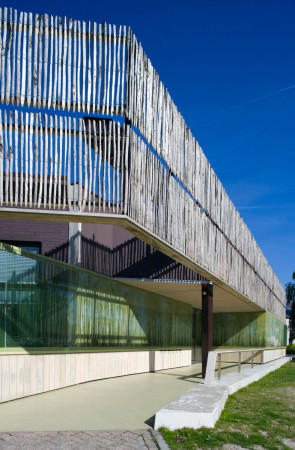 Care center, daycare center, Niederlande, Netherlands, Schiedam, Ipse de Bruggen foundation, Mhn + Bouman, Holz, Kastanienholz, Fassade, Glas, Glasfassade, wood, glass, chestnut, Zaun, fence, Galsdruck, Carol Fulton
