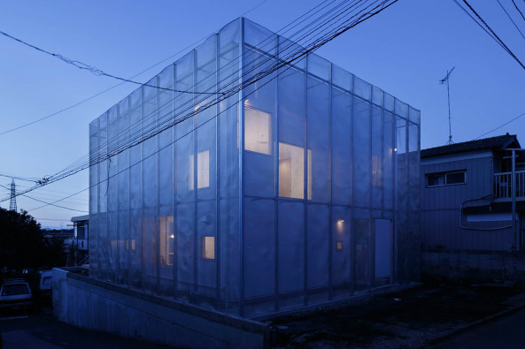 Japan, Tokio, Fumihiko Sano, studio Phenomenon, Wohnhaus, Holz, Wohnen, studio, Zaun, Edelstahl, stainless steel, Moireffekt