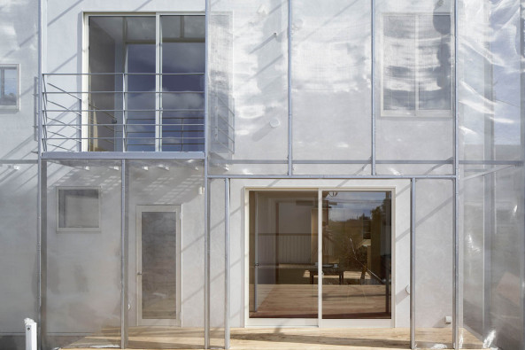 Japan, Tokio, Fumihiko Sano, studio Phenomenon, Wohnhaus, Holz, Wohnen, studio, Zaun, Edelstahl, stainless steel, Moireffekt