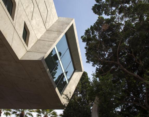 Issam Fares Institute for Public Policy and International Affairs, American University of Beirut, Zaha Hadid, Sichtbeton