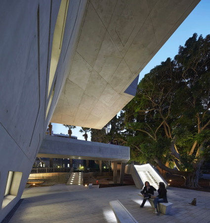 Issam Fares Institute for Public Policy and International Affairs, American University of Beirut, Zaha Hadid, Sichtbeton