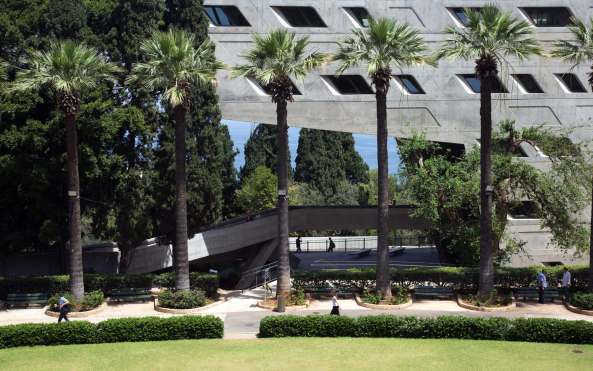 Issam Fares Institute for Public Policy and International Affairs, American University of Beirut, Zaha Hadid, Sichtbeton