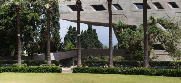 Issam Fares Institute for Public Policy and International Affairs, American University of Beirut, Zaha Hadid, Sichtbeton