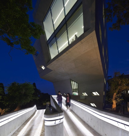 Issam Fares Institute for Public Policy and International Affairs, American University of Beirut, Zaha Hadid, Sichtbeton
