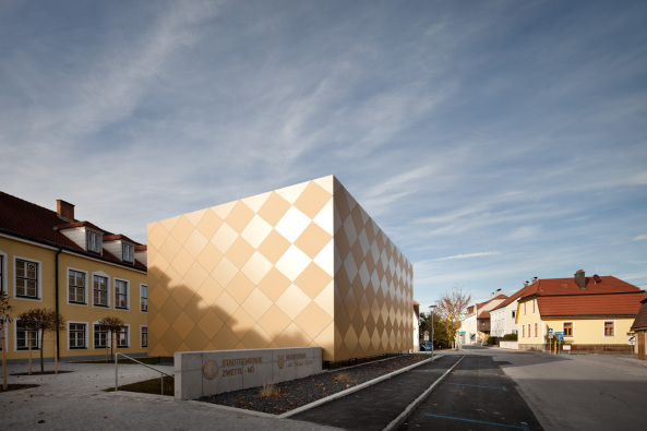 Musikverein Zwettl, Franz Architekten, Neubau, Architektur aus �sterreich, Goldst�ck, Fassade, Facade, Franz, piece of gold, golden music hall, Austria, Architecture, Musik, music, accoustic, Akustik, Raumakustik, Konzerthalle, R�ume f�r Musik, Stadtgemeinde Zwettl, Musikverein, Gold, Golden