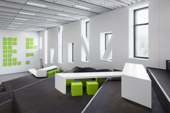 Benthem Crouwel, Hrsaalgebude, Jens Kirchner, Osnabrck, Hochschule, Fachhochschule, Auditorium, Lernlandschaft, Geknickte Fassade, Farbe, Grn, Grasgrn, Metallfassade, Campus, Unigelnde, Barbarstrae, Sedanstrae, Seminar, Mensa