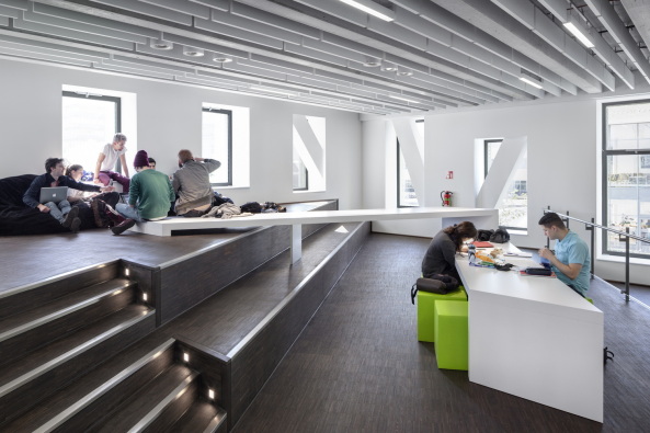 Benthem Crouwel, Hrsaalgebude, Jens Kirchner, Osnabrck, Hochschule, Fachhochschule, Auditorium, Lernlandschaft, Geknickte Fassade, Farbe, Grn, Grasgrn, Metallfassade, Campus, Unigelnde, Barbarstrae, Sedanstrae, Seminar, Mensa