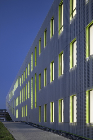 Benthem Crouwel, Hrsaalgebude, Jens Kirchner, Osnabrck, Hochschule, Fachhochschule, Auditorium, Lernlandschaft, Geknickte Fassade, Farbe, Grn, Grasgrn, Metallfassade, Campus, Unigelnde, Barbarstrae, Sedanstrae, Seminar, Mensa