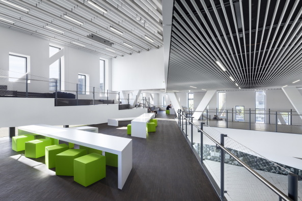 Benthem Crouwel, Hrsaalgebude, Jens Kirchner, Osnabrck, Hochschule, Fachhochschule, Auditorium, Lernlandschaft, Geknickte Fassade, Farbe, Grn, Grasgrn, Metallfassade, Campus, Unigelnde, Barbarstrae, Sedanstrae, Seminar, Mensa