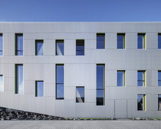 Benthem Crouwel, Hrsaalgebude, Jens Kirchner, Osnabrck, Hochschule, Fachhochschule, Auditorium, Lernlandschaft, Geknickte Fassade, Farbe, Grn, Grasgrn, Metallfassade, Campus, Unigelnde, Barbarstrae, Sedanstrae, Seminar, Mensa