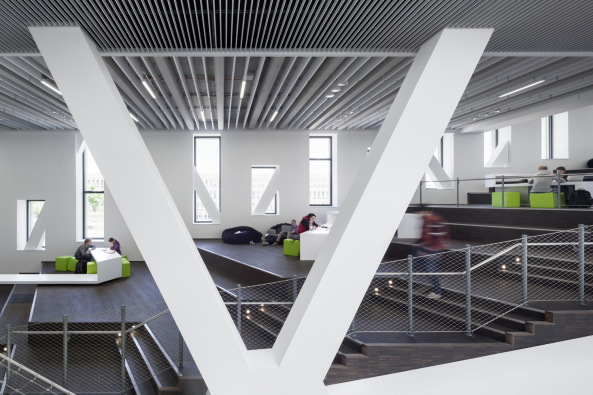 Benthem Crouwel, Hrsaalgebude, Jens Kirchner, Osnabrck, Hochschule, Fachhochschule, Auditorium, Lernlandschaft, Geknickte Fassade, Farbe, Grn, Grasgrn, Metallfassade, Campus, Unigelnde, Barbarstrae, Sedanstrae, Seminar, Mensa