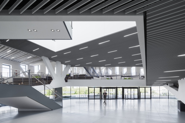 Benthem Crouwel, Hrsaalgebude, Jens Kirchner, Osnabrck, Hochschule, Fachhochschule, Auditorium, Lernlandschaft, Geknickte Fassade, Farbe, Grn, Grasgrn, Metallfassade, Campus, Unigelnde, Barbarstrae, Sedanstrae, Seminar, Mensa