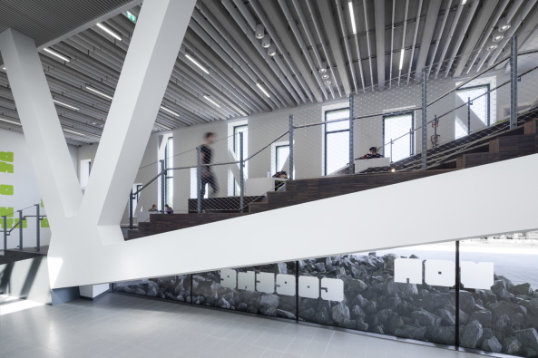 Benthem Crouwel, Hrsaalgebude, Jens Kirchner, Osnabrck, Hochschule, Fachhochschule, Auditorium, Lernlandschaft, Geknickte Fassade, Farbe, Grn, Grasgrn, Metallfassade, Campus, Unigelnde, Barbarstrae, Sedanstrae, Seminar, Mensa