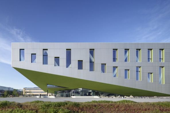 Benthem Crouwel, Hrsaalgebude, Jens Kirchner, Osnabrck, Hochschule, Fachhochschule, Auditorium, Lernlandschaft, Geknickte Fassade, Farbe, Grn, Grasgrn, Metallfassade, Campus, Unigelnde, Barbarstrae, Sedanstrae, Seminar, Mensa
