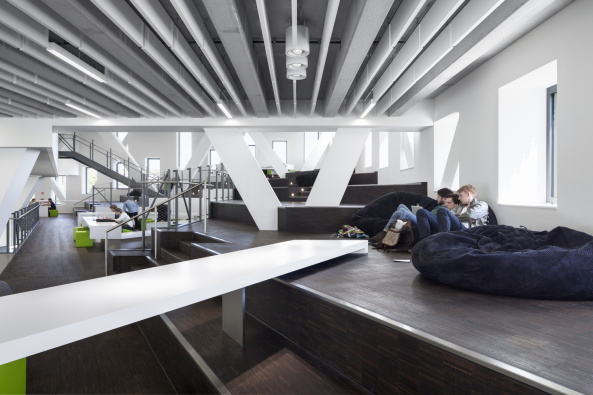 Benthem Crouwel, Hrsaalgebude, Jens Kirchner, Osnabrck, Hochschule, Fachhochschule, Auditorium, Lernlandschaft, Geknickte Fassade, Farbe, Grn, Grasgrn, Metallfassade, Campus, Unigelnde, Barbarstrae, Sedanstrae, Seminar, Mensa