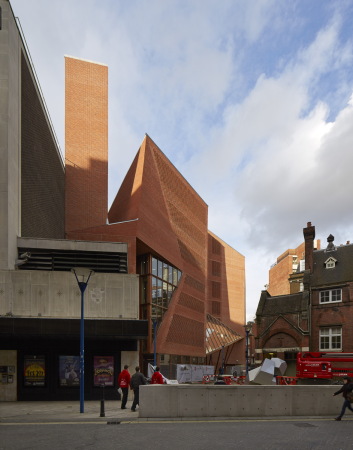 London (West): LSE Saw Swee Hock Student Centre von O'Donnell + Tuomey Architects