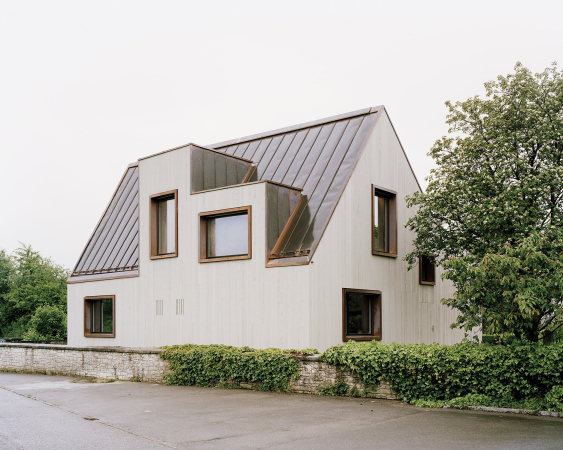 Menzi B�rgler Architekten; Z�rich; W�rglos; Aargau; Gemeindehaus; Neubau; Rasmus Norlander; Holz; Kupfer; Kupferdach; Verwitterung; Friedhof; Grabst�tte; Schweiz; cemetery; graveyard; new building; copperroof; weathering; patina