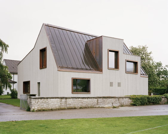 Menzi B�rgler Architekten; Z�rich; W�rglos; Aargau; Gemeindehaus; Neubau; Rasmus Norlander; Holz; Kupfer; Kupferdach; Verwitterung; Friedhof; Grabst�tte; Schweiz; cemetery; graveyard; new building; copperroof; weathering; patina