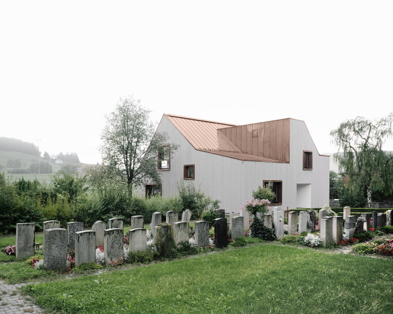 Menzi B�rgler Architekten; Z�rich; W�rglos; Aargau; Gemeindehaus; Neubau; Rasmus Norlander; Holz; Kupfer; Kupferdach; Verwitterung; Friedhof; Grabst�tte; Schweiz; cemetery; graveyard; new building; copperroof; weathering; patina