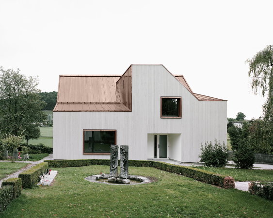 Menzi B�rgler Architekten; Z�rich; W�rglos; Aargau; Gemeindehaus; Neubau; Rasmus Norlander; Holz; Kupfer; Kupferdach; Verwitterung; Friedhof; Grabst�tte; Schweiz; cemetery; graveyard; new building; copperroof; weathering; patina