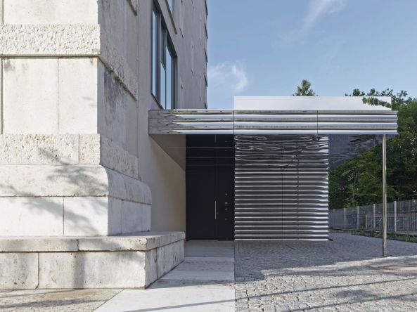 Mnchen, Bunker, Hochbunker, State of the Art, Labyr 1, Bunkerumbau, Wohnbunker, Umnutzung, Umbau, Wohnungsbau, Euroboden, Stahlbeton, Betondecke, Sichtbeton, Hochbau, Luxuswohnen, Stefan F. Hglmaier, Franz Ackermann, Kathryn Andrews, Manuel Graf, Erika Hock, Jenny Holzer, Thomas Houseago, Alexander Ernst Voigt, Cerith Wyn Evans, Nicola Sacher, hiepler, brunier