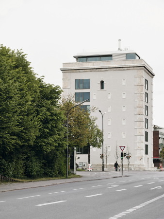 Mnchen, Bunker, Hochbunker, State of the Art, Labyr 1, Bunkerumbau, Wohnbunker, Umnutzung, Umbau, Wohnungsbau, Euroboden, Stahlbeton, Betondecke, Sichtbeton, Hochbau, Luxuswohnen, Stefan F. Hglmaier, Franz Ackermann, Kathryn Andrews, Manuel Graf, Erika Hock, Jenny Holzer, Thomas Houseago, Alexander Ernst Voigt, Cerith Wyn Evans, Nicola Sacher, hiepler, brunier