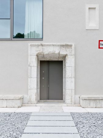 Mnchen, Bunker, Hochbunker, State of the Art, Labyr 1, Bunkerumbau, Wohnbunker, Umnutzung, Umbau, Wohnungsbau, Euroboden, Stahlbeton, Betondecke, Sichtbeton, Hochbau, Luxuswohnen, Stefan F. Hglmaier, Franz Ackermann, Kathryn Andrews, Manuel Graf, Erika Hock, Jenny Holzer, Thomas Houseago, Alexander Ernst Voigt, Cerith Wyn Evans, Nicola Sacher, hiepler, brunier