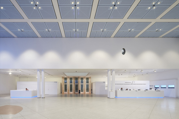Das neue Foyer der Bundeskunsthalle in Bonn, HPP, Bonn, Kunst, art, archtitecture, Foyer, Glas, Ralph Richter, HPP Architekten, Baunetz, BauNetz, Baunetz-Meldungen, Bundesrepublik Deutschland, Dsseldorf, Rhein Licht, HTW- Hetzel, Hendrik Beller, Kunst- und Ausstellungshalle, Umbau, Sanierung, Eingang, Schwelle, Klarheit, Plexiglaskuben, Peichl, Museumsmeile Bonn, Gustav Peichl, 1992, Shop, Cafe, Claudia Roggenkmper, Wolfgang Miazgowski, Besucher, Halle, Architektur, Helmut Hentrich, Sanierung