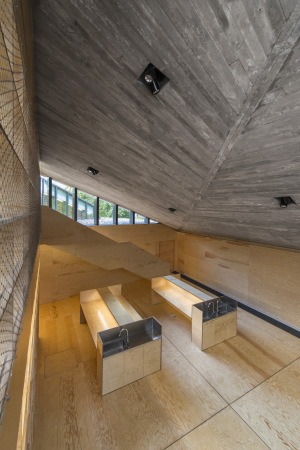 Krkonoe Mountains National Park Administration, Petr Hajek Architekti, Besucherzentrum, Nationalpark, Tschechien, Grasdach, begrntes Dach, Beton, Holz, Auditorium, gefaltet, vergraben, Vrchlabi, Czech Republic, unterirdisch, Glas, Glasfassade, Park, Untergrund