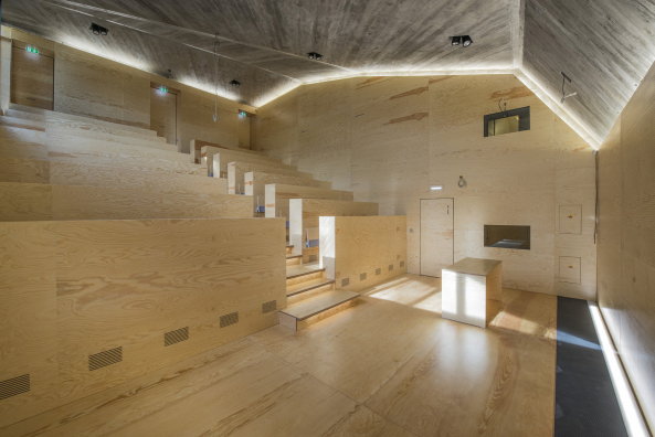 Krkonoe Mountains National Park Administration, Petr Hajek Architekti, Besucherzentrum, Nationalpark, Tschechien, Grasdach, begrntes Dach, Beton, Holz, Auditorium, gefaltet, vergraben, Vrchlabi, Czech Republic, unterirdisch, Glas, Glasfassade, Park, Untergrund