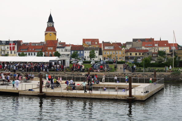 Julien de Smedt, Schwimmbad, Pier, Bootssteg, jds, Harbour Bath and Blue Base, KLAR, Creo Arkitekter, Sloth-Moeller, Faaborg, Fyn, Freibad, Meer, Baden im Meer, Kalvebod Brygge, swimming, harbour bath, Denmark, Dnemark, competition, Wettbewerb, 1. Preis, Schimmen, Sommer, Holz, Holzdielen