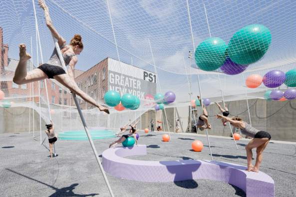 MoMA PS1 2010: SO - IL Solid Objectives mit Pole Dance