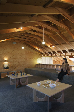 Koji Fujii/Nac�sa & Partners Inc., Cocochi comfort gallery Utsuwa, UID Architects, Tajiricho, Fukuyama, Hiroshima, Japan, Toshiya Ogino, Keisuke Maeda, Gemeindezentrum, Holz, Holzlatten, Lattenzaun, Wood, louvers, Natur, B�ume, Baum, Galerie, Seminar, Seminarr�ume, Treffpunkt, Veranstatulngsort, Hiroschima