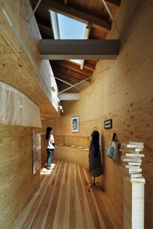 Koji Fujii/Nac�sa & Partners Inc., Cocochi comfort gallery Utsuwa, UID Architects, Tajiricho, Fukuyama, Hiroshima, Japan, Toshiya Ogino, Keisuke Maeda, Gemeindezentrum, Holz, Holzlatten, Lattenzaun, Wood, louvers, Natur, B�ume, Baum, Galerie, Seminar, Seminarr�ume, Treffpunkt, Veranstatulngsort, Hiroschima
