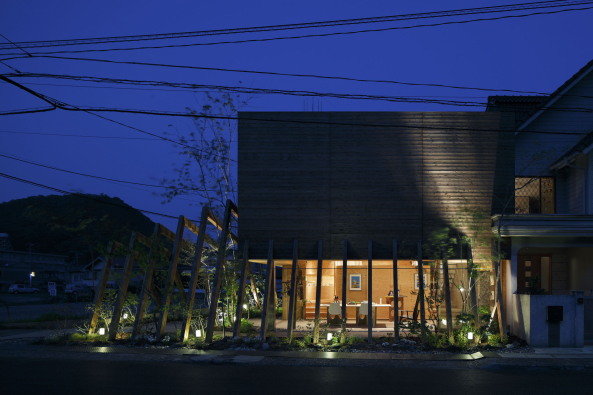 Koji Fujii/Nac�sa & Partners Inc., Cocochi comfort gallery Utsuwa, UID Architects, Tajiricho, Fukuyama, Hiroshima, Japan, Toshiya Ogino, Keisuke Maeda, Gemeindezentrum, Holz, Holzlatten, Lattenzaun, Wood, louvers, Natur, B�ume, Baum, Galerie, Seminar, Seminarr�ume, Treffpunkt, Veranstatulngsort, Hiroschima