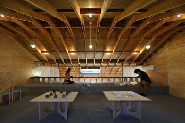 Koji Fujii/Nac�sa & Partners Inc., Cocochi comfort gallery Utsuwa, UID Architects, Tajiricho, Fukuyama, Hiroshima, Japan, Toshiya Ogino, Keisuke Maeda, Gemeindezentrum, Holz, Holzlatten, Lattenzaun, Wood, louvers, Natur, B�ume, Baum, Galerie, Seminar, Seminarr�ume, Treffpunkt, Veranstatulngsort, Hiroschima